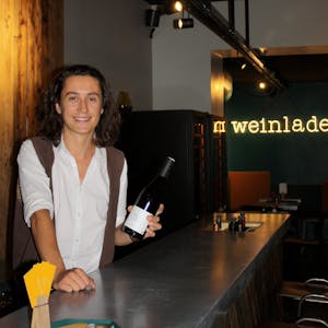 Sebastian Eckert berät seine Gäste seit Juli im Weinladen in der Südstadt.