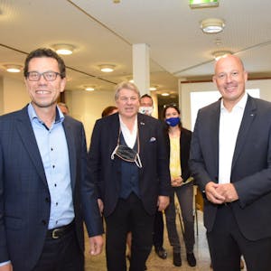 Frank Rock (CDU, 2.v.r.) wird neuer Landrat, SPD-Kandidat Dierk Timm und Amtsinhaber Michael Kreuzberg (v.l.) gratulierten.