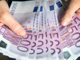Was verdienen die großen Kölner Chefs? Unser Bild zeigt ein undatiertes Symbolfoto von 500-Euro-Scheinen.