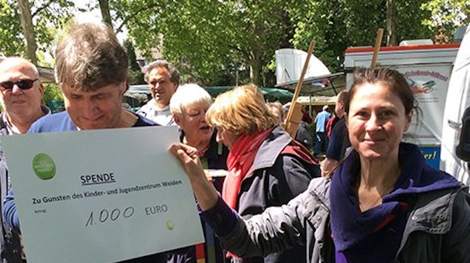 Strahlende Gesichter: Tanja Gharbi, Leiterin des Juze Weiden konnte am Ende einen Spenden-Scheck in Höhe von 1.000 Euro entgegen nehmen.