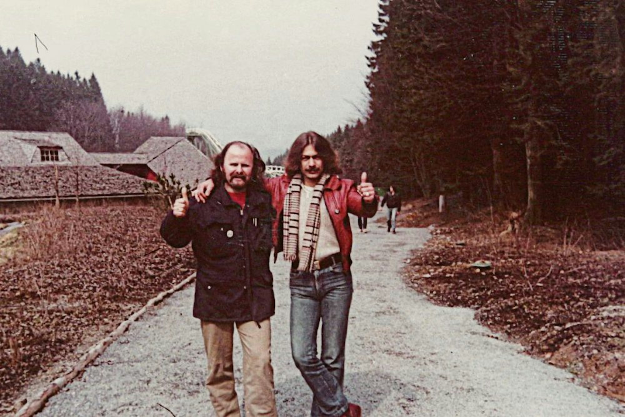 „Strukturiertes Wochenende“ mit Straftätern im Sauerland 1984. Nach der Haftentlassung wurden Jupp Sauerwald (links) und einer seiner Schützlinge Freunde.