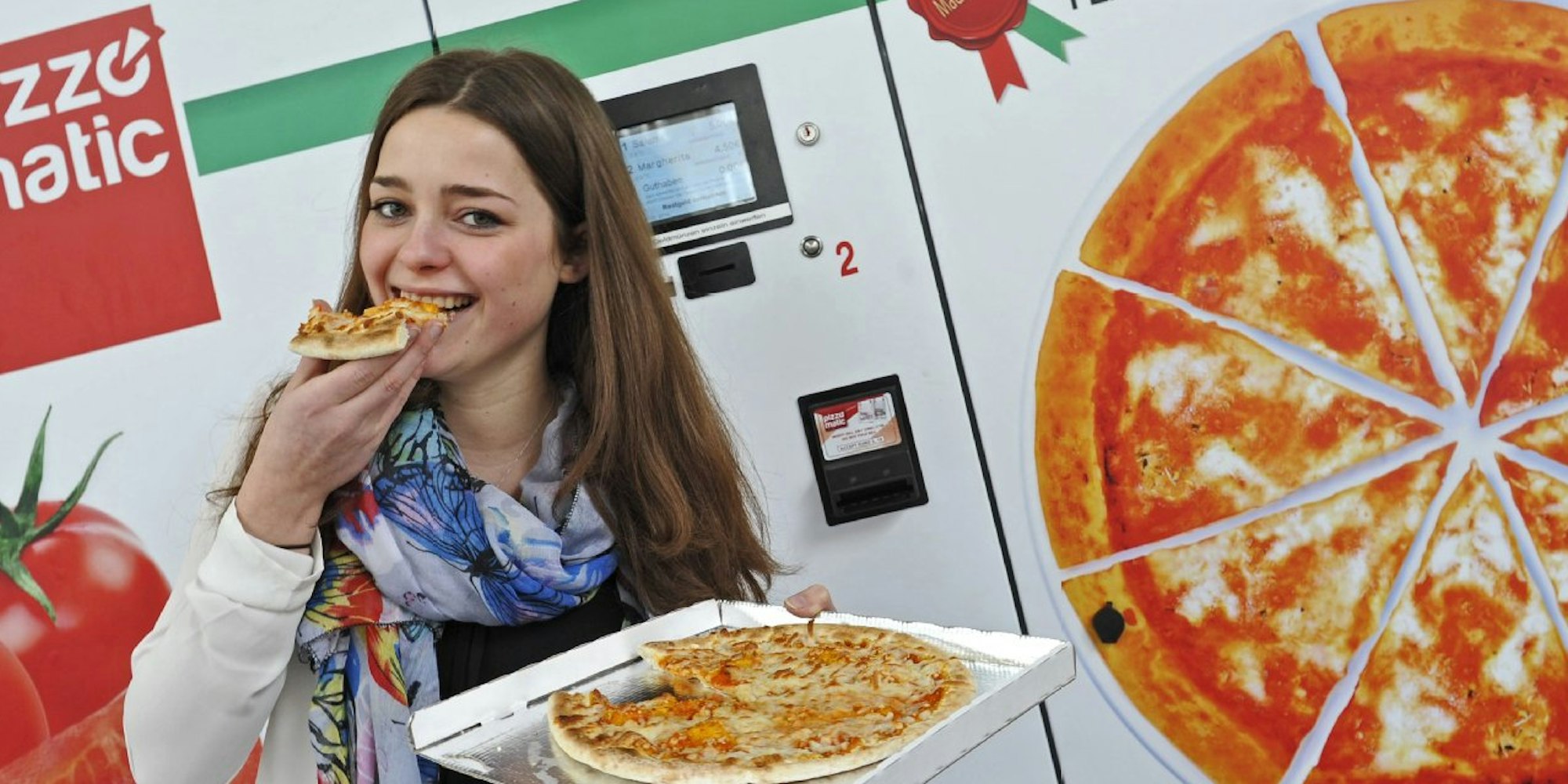 Schmeckt gar nicht so schlecht! Reporterin Kim Bottek (18) beim Pizza-Test