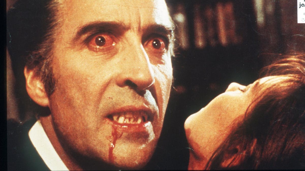 Schauspieler Christopher Lee in der Rolle des Blutsaugers Dracula.