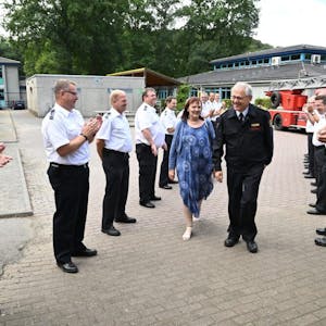 Die Feuerwehrchefs der Städte und Gemeinden des Kreises stehen Spalier für Rhein-Bergs Kreisbrandmeister Wolfgang Weiden und seine Frau Ute.