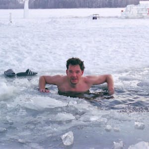 Magnus Heier in einem finnischen See