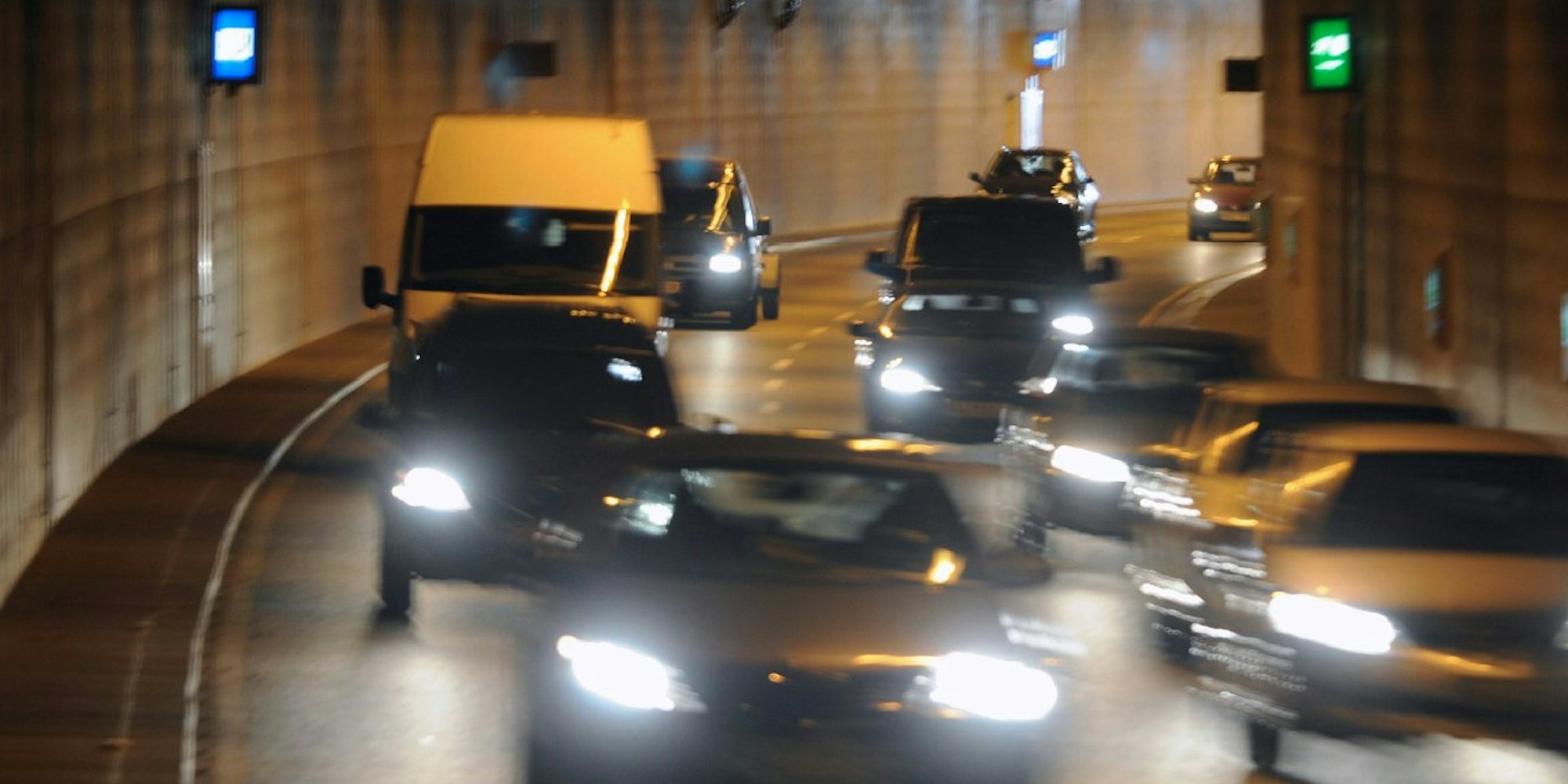 Die Dunkelheit und Enge in Tunneln empfinden viele Autofahrer als beklemmend.