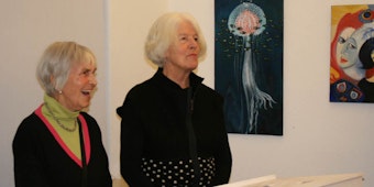 Rosemarie Walker (r.) eröffnete die Retrospektive von Ilse Pliester-Janert im Stadthaus Lechenich.