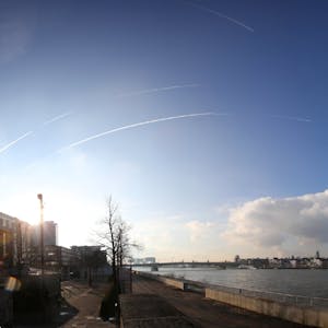 Blauer Himmel, glitzerndes Wasser, viel Sonne und Wölkchen: So mögen wir Köln am liebsten.