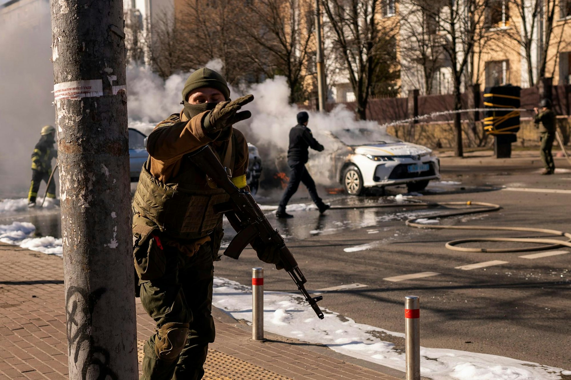 Ukraine Soldaten brennendes Auto