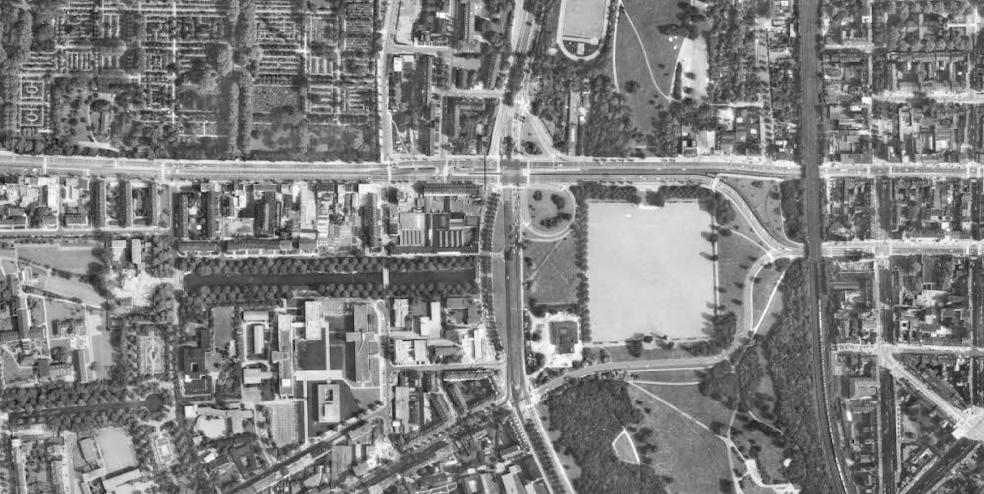 Melaten und der Aachener Weiher sind 1969 in ein Meer aus Häusern und Grünanlagen eingebettet, die nicht nur von einer Straße durchschnitten wurde.