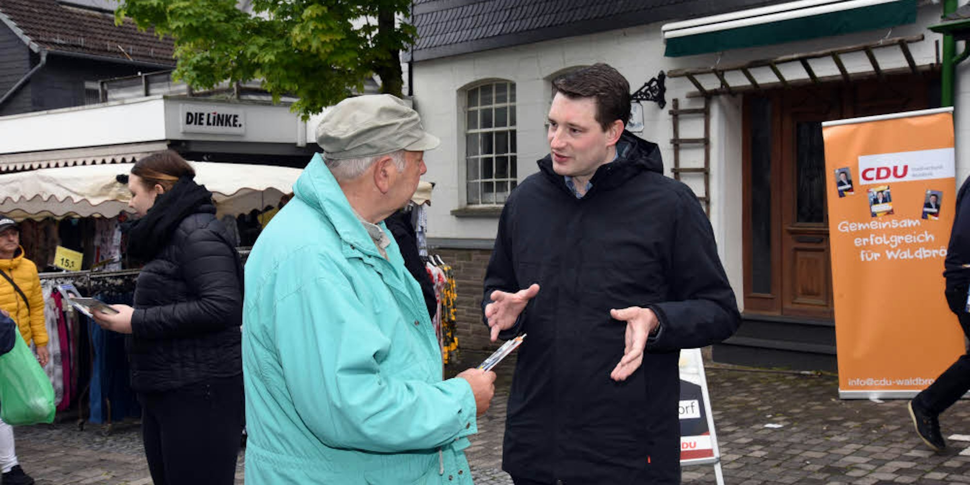 Mitten im Wahlkampf: CDU-Kandidat Uwe Pakendorf ist auf dem Waldbröler Vieh- und Krammarkt im Gespräch mit den Passanten um fast keine Antwort verlegen.