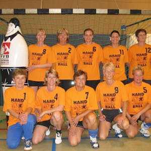 Teamfoto von 2008. Viele Handballerinnen haben ihrem Verein die Treue gehalten.