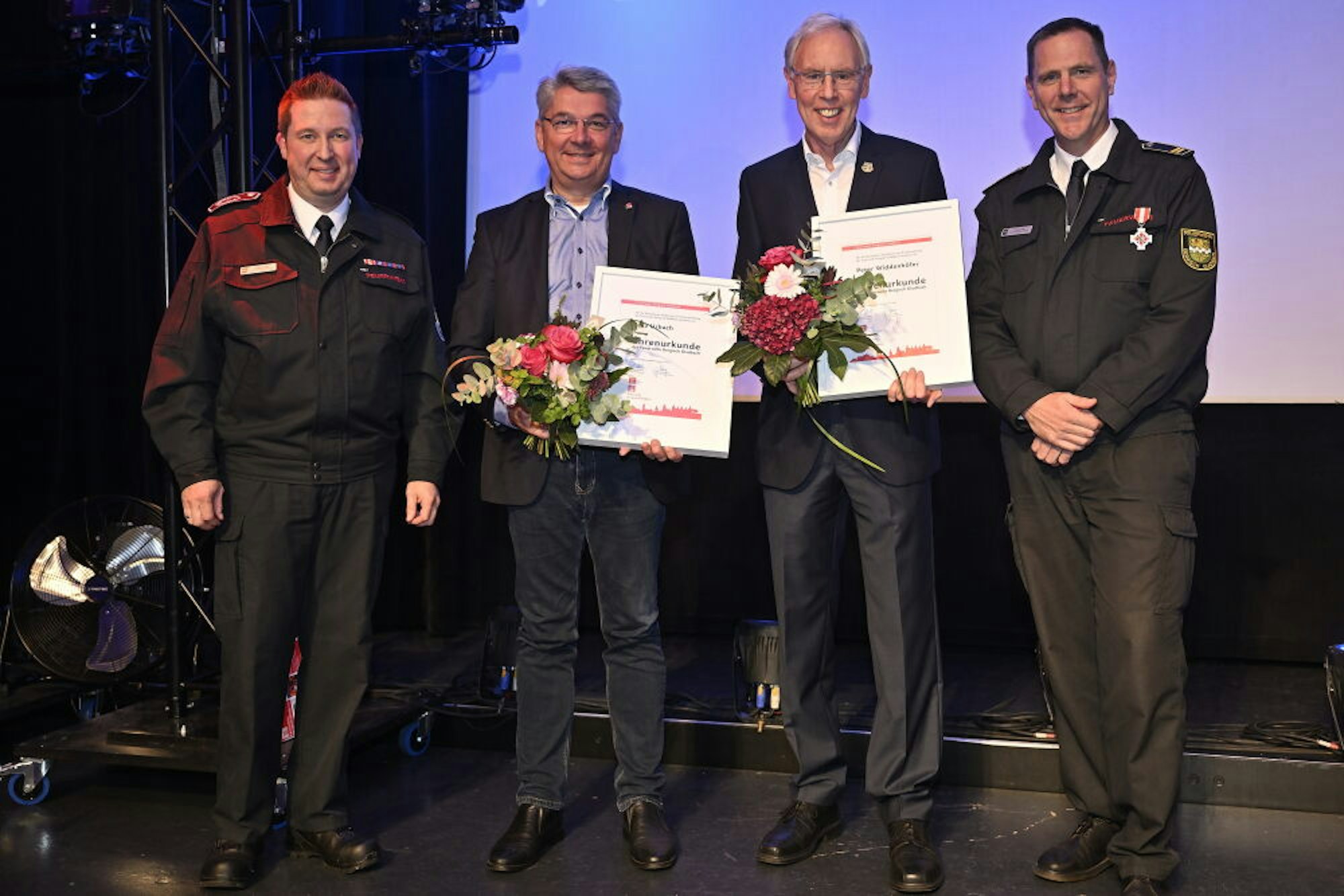 Ehrenurkunden erhielten Lutz Urbach (2.v.l.) und Peter Widdenhöfer (2.v.r.) von Feuerwehrchef Jörg Köhler (r.) und seinem Stellvertreter Frank Haag (i.)..