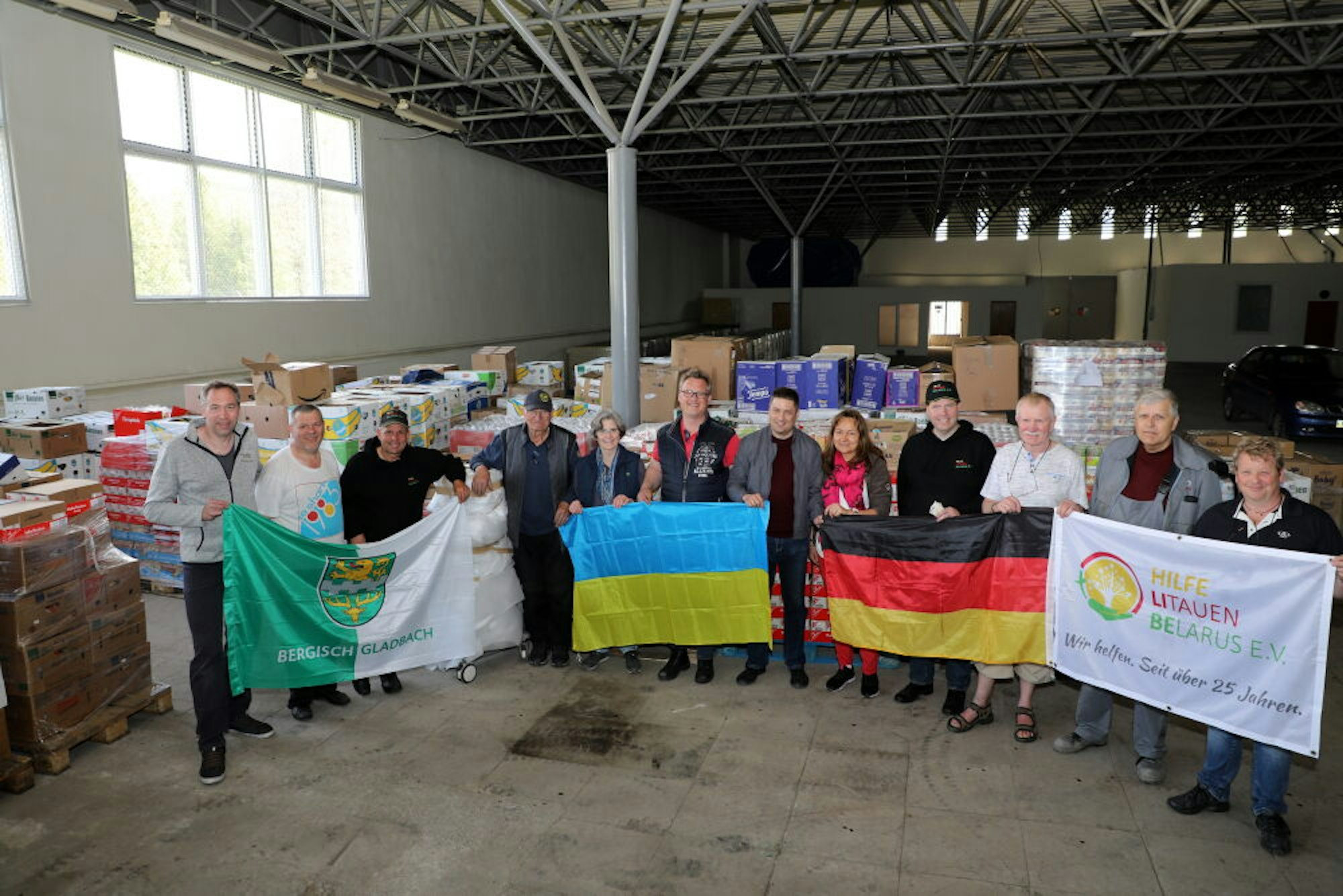 Alles abgeladen: Abschiedsfoto der Hilfskonvoifahrer mit den ukrainischen Partnern, darunter auch Vize-Caritas-Direktor Vasyl Zelenko (zwischen der ukrainischen und der deutschen Fahne).