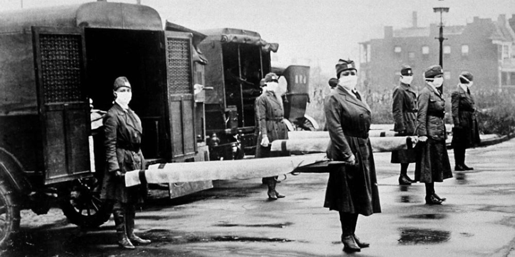 Schwestern des Roten Kreuzes bereiten sich 1919 auf den Transport von Grippekranken vor.