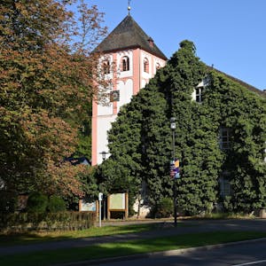 Das geschichtsträchtige Gebäude der „Alten Kaplanei“ im Schatten der Dorfkirche St. Pankratius.