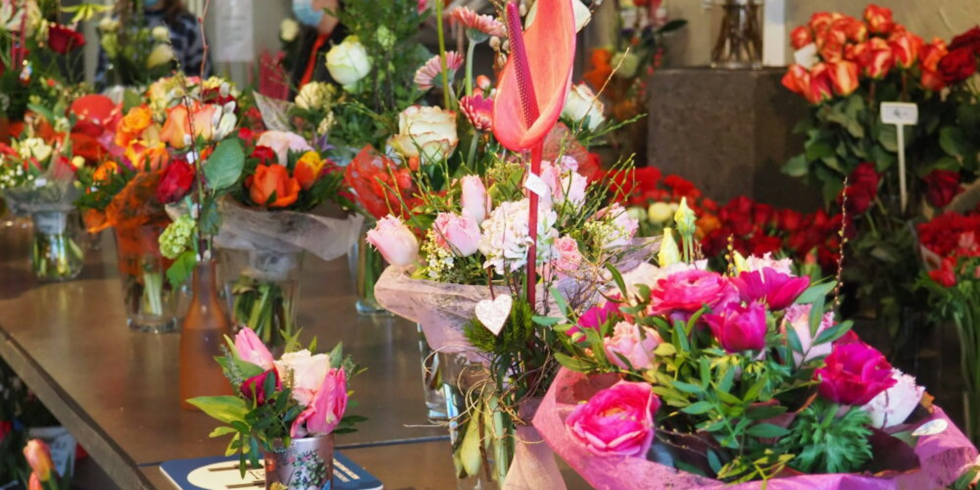 Schöne Sträuße für Frau oder Freundin kann man auch am Sonntag noch bei Blumen Kick in Erftstadt-Lechenich kaufen.