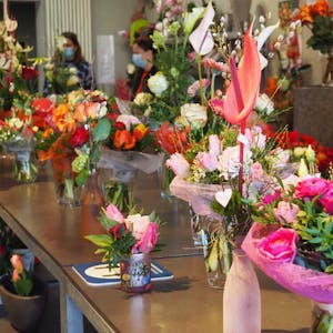 Schöne Sträuße für Frau oder Freundin kann man auch am Sonntag noch bei Blumen Kick in Erftstadt-Lechenich kaufen.
