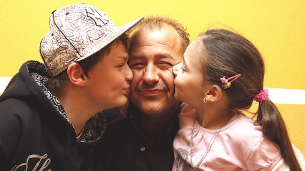 Nüchtern ist er ein liebevoller Vater: Willi Herren mit Sohn Stefano und Tochter Alessia.