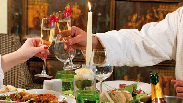 Candlelight-Dinner im Bademantel ist in vielen Thermen ganz normal - wie hier im Mediterane.