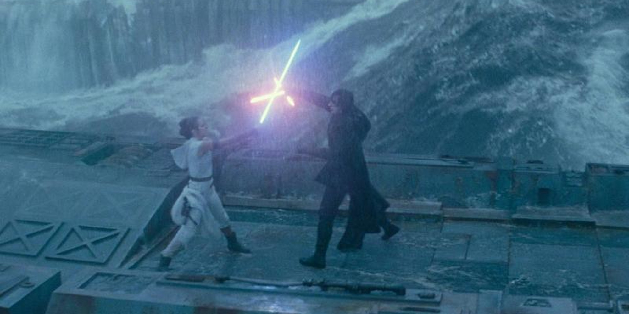 Daisy Ridley (l) als Rey und Adam Driver als Kylo Ren in einer Szene des Films „Star Wars 9: Der Aufstieg Skywalkers”.