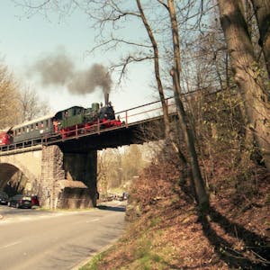 Eine Attraktion für Bahnfreunde war die erste Fahrt der Wiehltalbahn über die Denklinger Brücke.