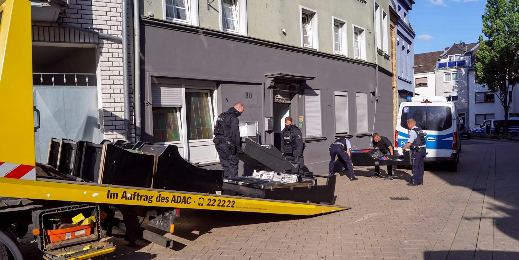 Die Polizei stellte in einem Haus an der Kapellenstraße in Euskirchen mehrere illegal aufgestellte Spielautomaten sicher.