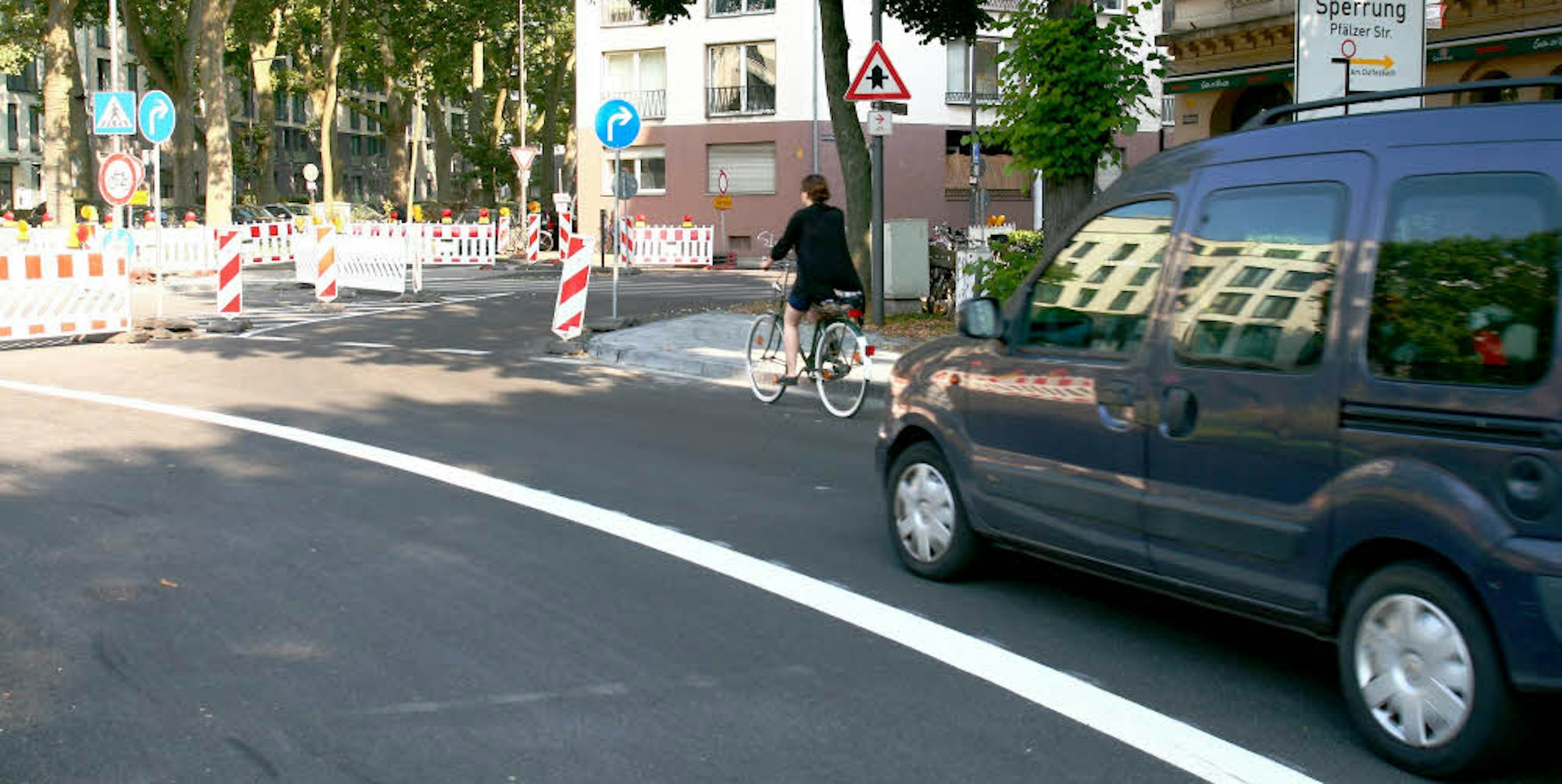 Senkrecht abbiegen müssen neuerdings Auto- und Radfahrer, die den Kreisverkehr an der Straße Am Duffesbach verlassen.
