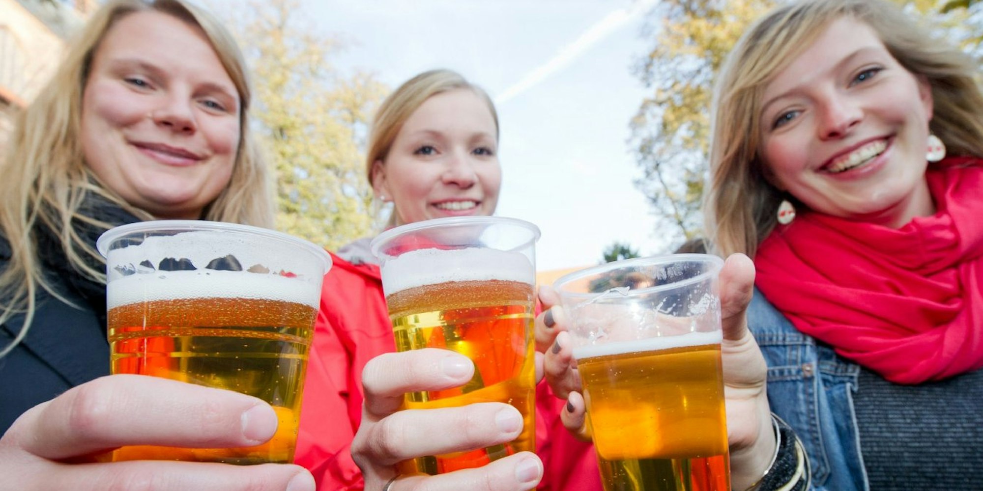 Auch beim Bier sollte man sich zurückhalten. Ein 0,3-Liter-Glas mit Pils bringt es auf rund 150 Kalorien.