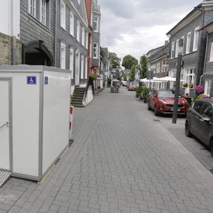 Der WC-Container soll jetzt auf der Marktstraße stehen bleiben, das gefällt nicht allen Anwohnern.