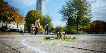 Spuren der Gewalt: Am Tatort auf der Mitte des Ebertplatzes haben Passanten Blumen abgelegt