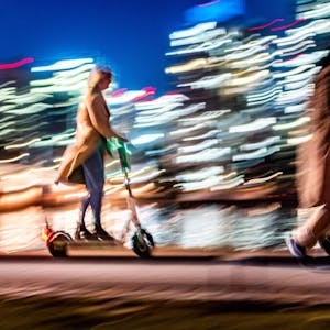 Auch in Zukunft dürfen E-Scooter-Fahrer nachts die Fahrzeuge nutzen.