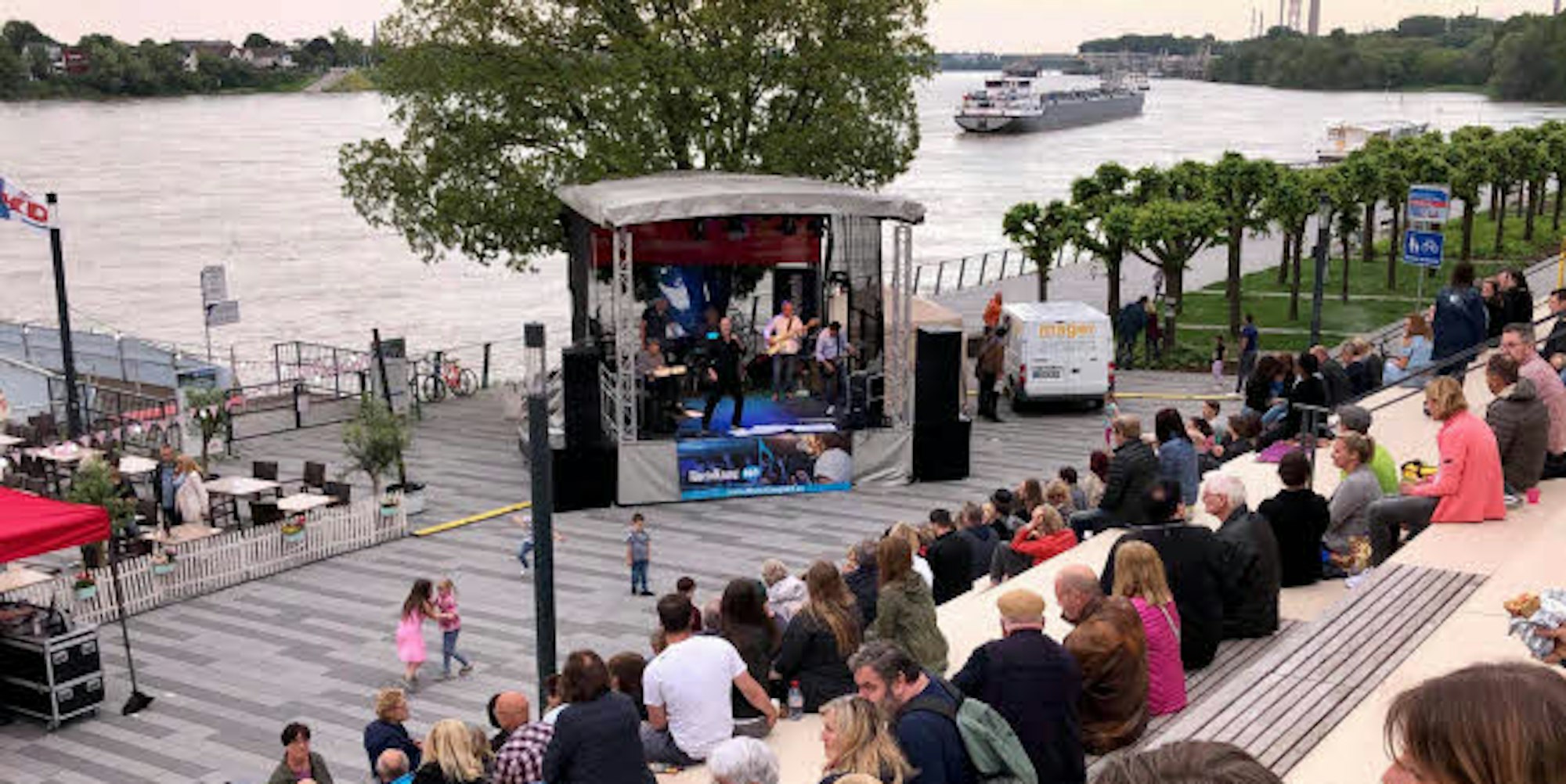 Zahlreiche Besucher zog es am Samstag für die Neuauflage des Rheinklang-Festivals auf die Rheintreppe, wo sie die Aussicht auf den Rhein und die Musik genießen konnten.