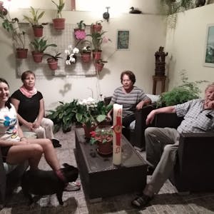 Bei Familie Delgado, die er seit vielen Jahren kennt, verbringt Manfred Görgens seine Quarantäne-Zeit in Lima. Die Uedelhovener Osterkerze aus dem vergangenen Jahr hat er als Geschenk mit nach Peru nehmen dürfen.