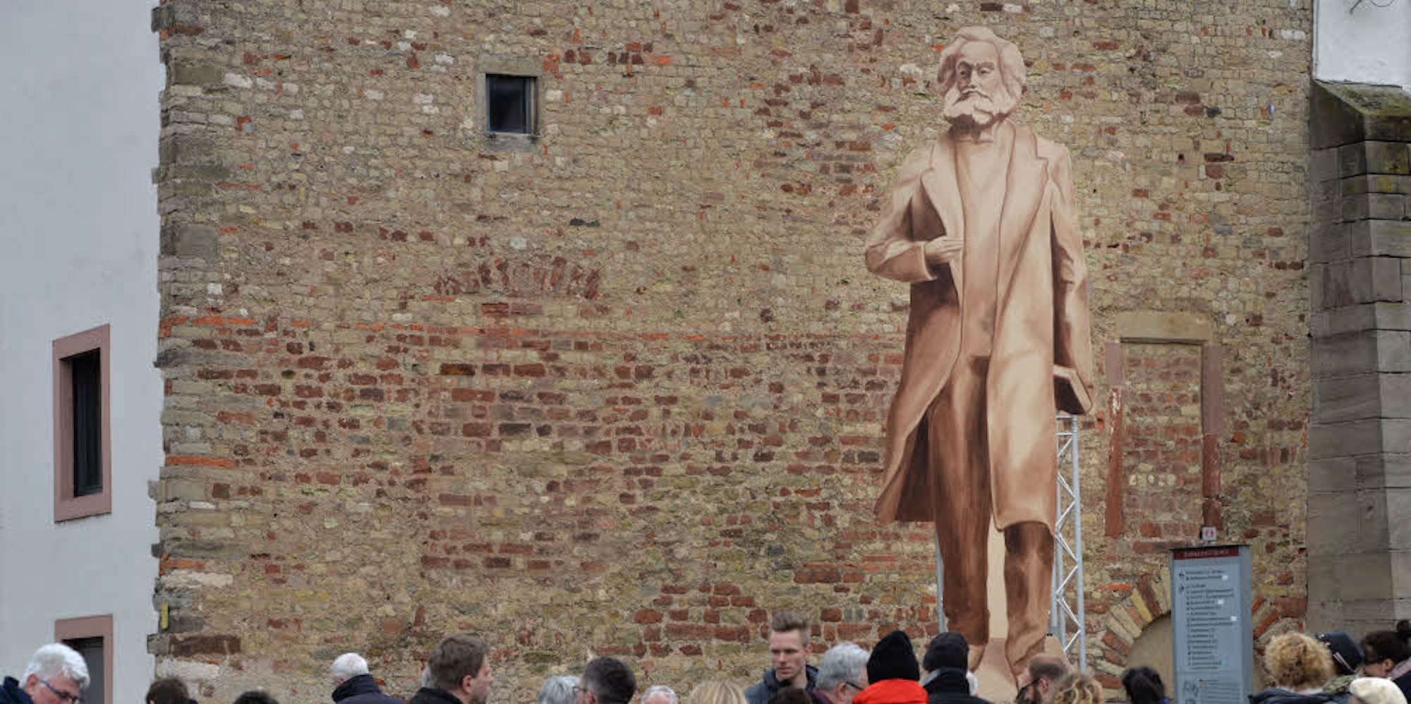 Er wollte als Philosoph die Welt verändern. Hölzerner Schattenriss der geplanten Karl-Marx-Statue in Trier