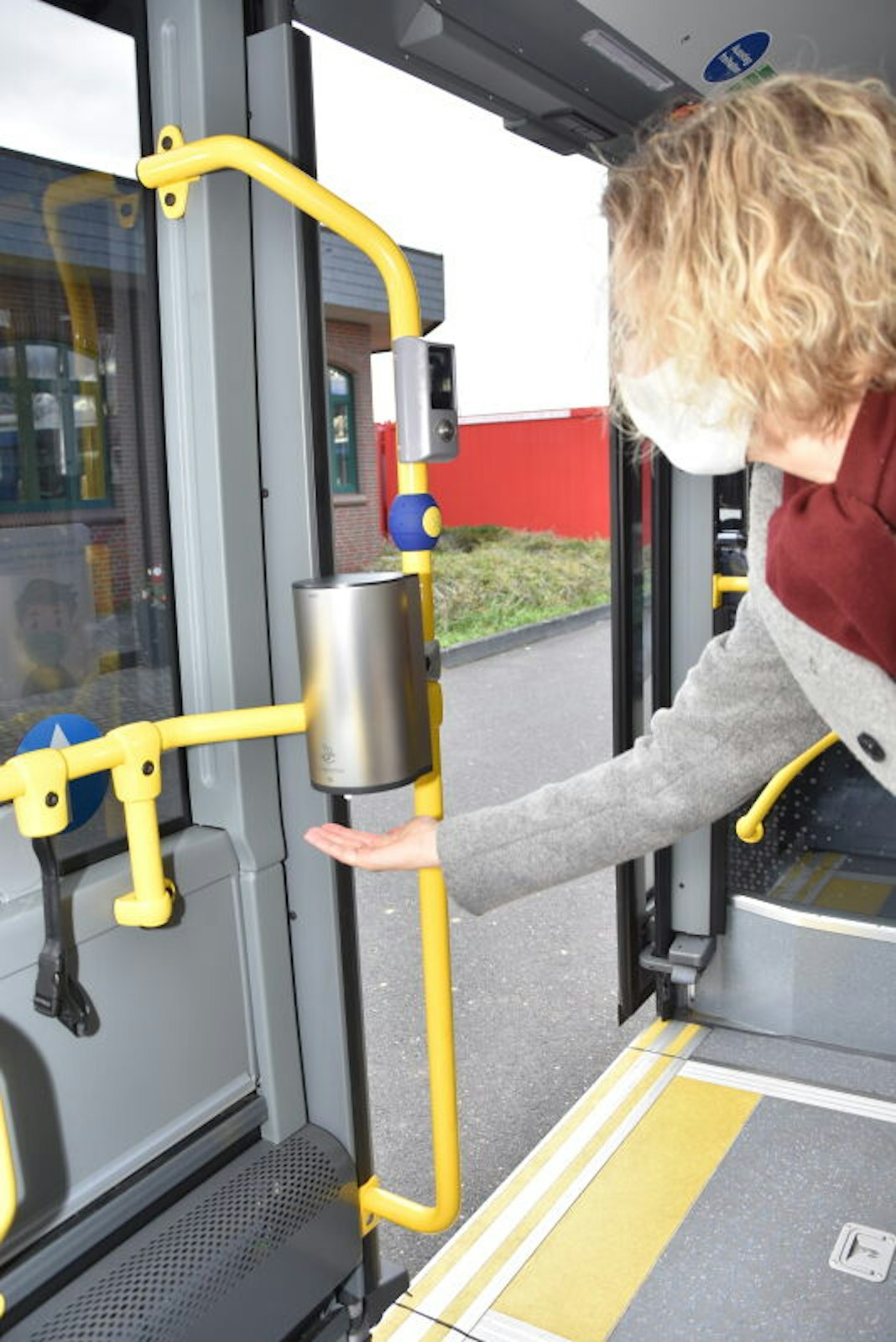 Auch Desinfektionsmittelspender finden die Fahrgäste in den neuen Bussen vor.