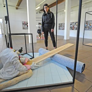 Blick auf die Isolation in einer vernetzten Welt: Fari Shams steht zwischen den Objekten ihrer Ausstellung im Kunstverein. 