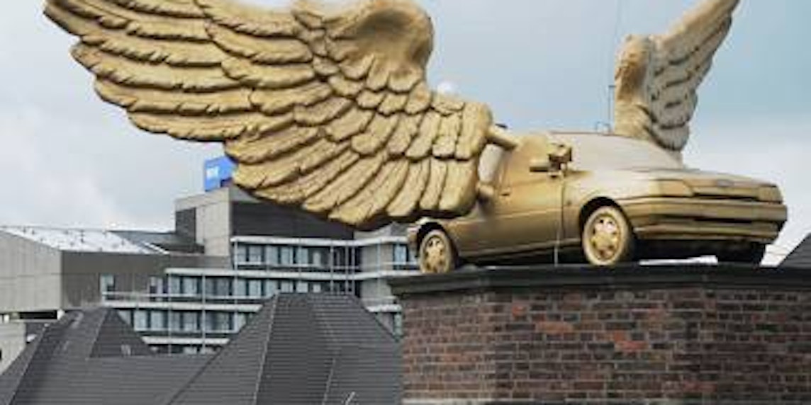 Das Flügelauto des Künstlers HA Schult auf dem Kölnischen Stadtmumeum wird begutachtet. (Bild: Worring)