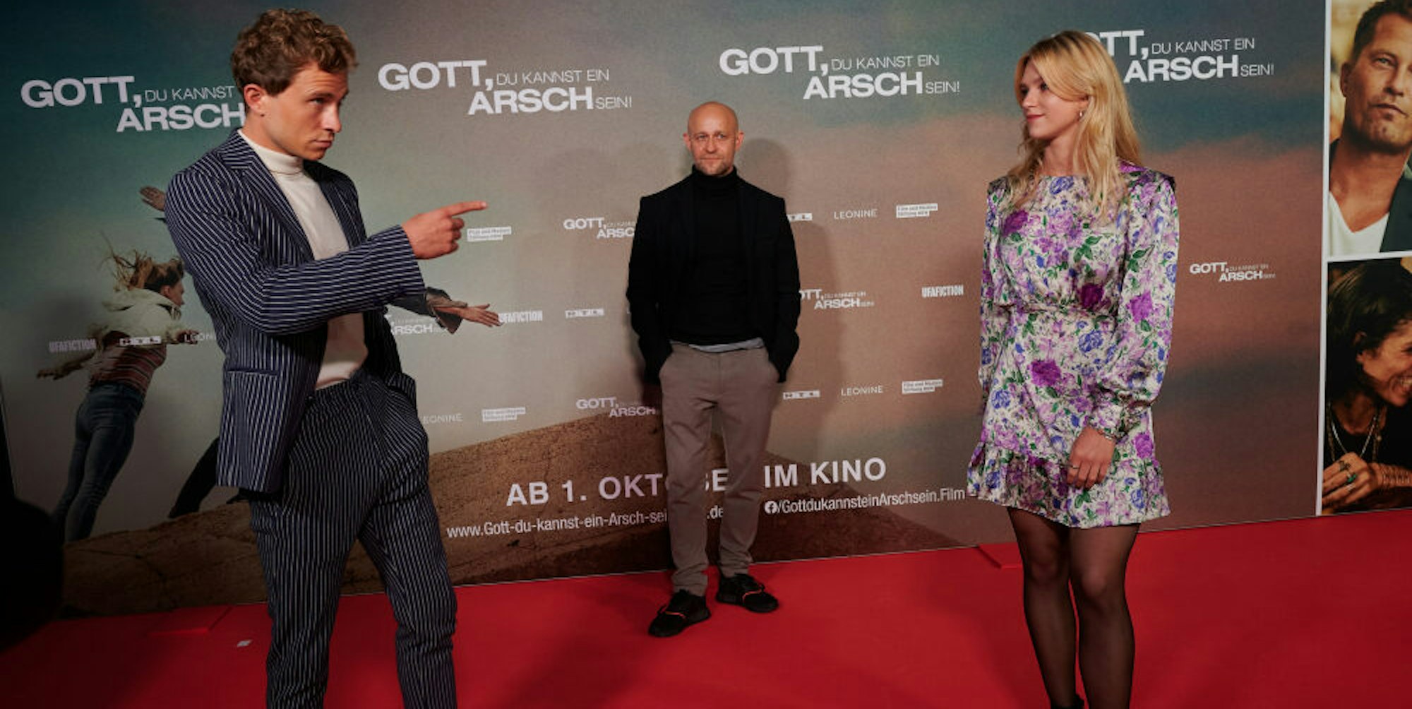 Die Schauspieler Max Hubacher (l.), Jürgen Vogel und Sinje Irslinger stehen bei der Premiere des Kinofilms „Gott, du kannst ein Arsch sein!“ auf dem roten Teppich vor dem Cinedom.