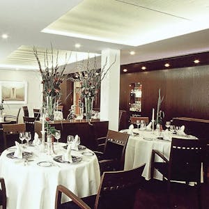 Schlicht elegant und sehr gastfreundlich: In Steinheuers Zwei-Sterne-Restaurant wird meisterlich gekocht.