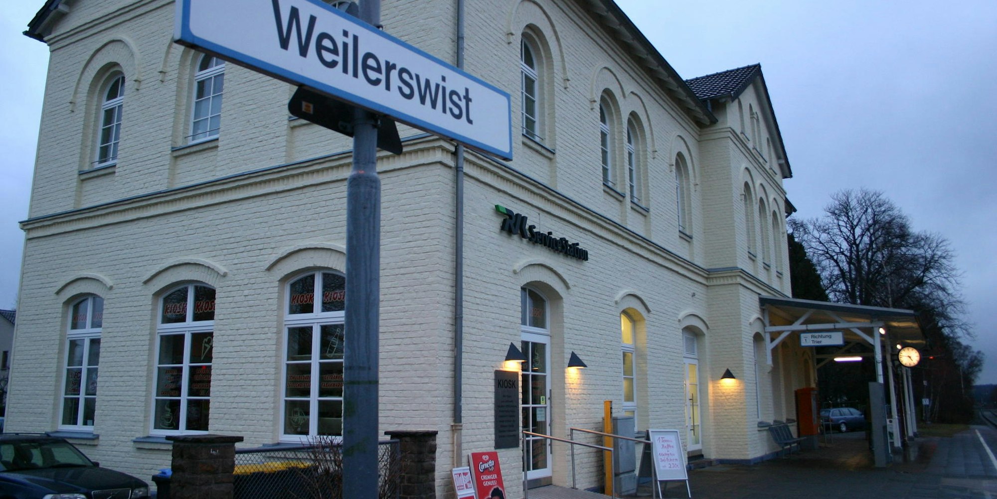 Der Weilerswister Bahnhof mit dem stets voll belegten Pendlerparkplatz soll zum ÖPNV-Drehkreuz werden. (Archivbild)
