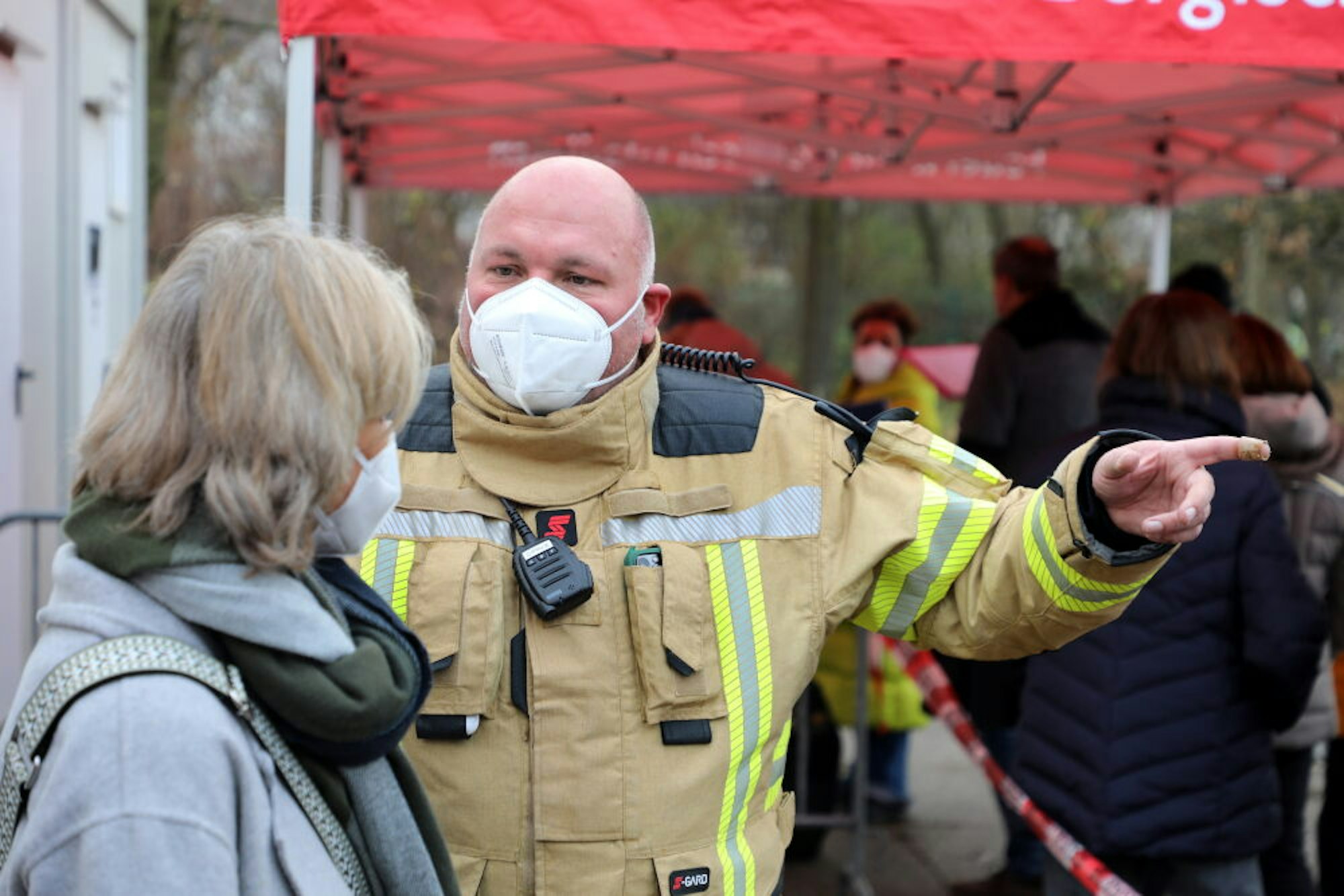 Zahlreiche Aktive wie Feuerwehrsprecher Elmar Schneiders (Foto) haben die Impfstation der Feuerwehr Bergisch Gladbach, die bis vor einigen Wochen auch über einen Drive-In verfügte, zu einem Aufsehen erregenden Vorzeigeprojekt gemacht.