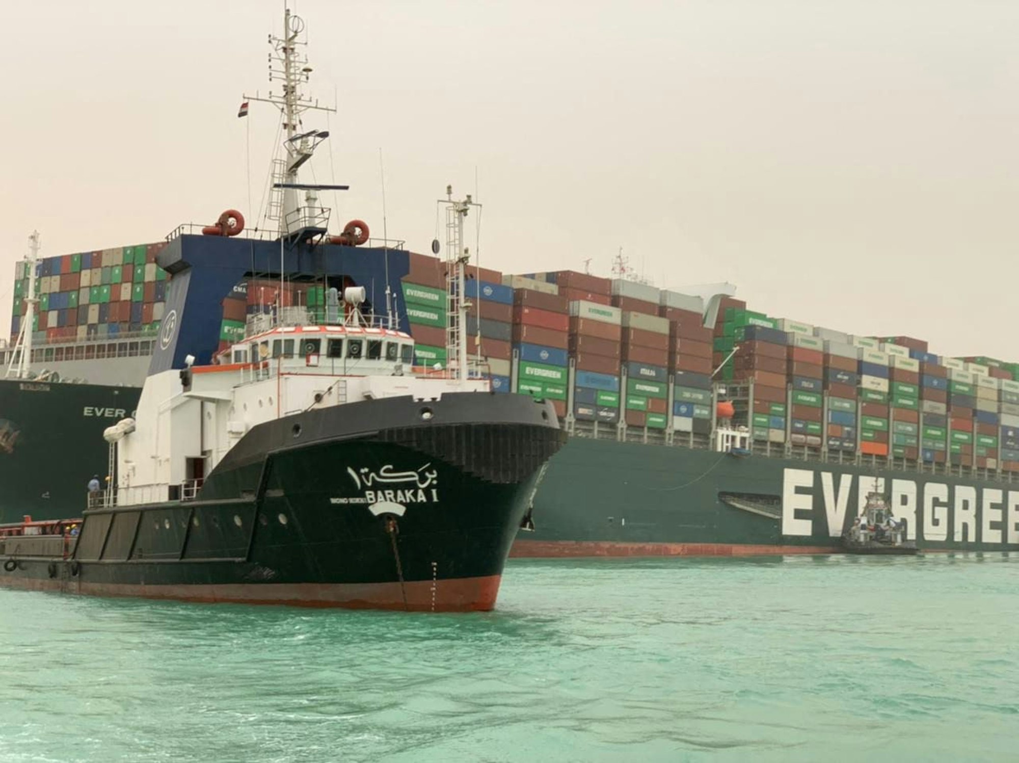 Suez Kanal Schiff festgefahren