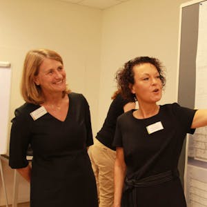 Dr. Barbara Florange und Petra Hohmann zeigen den Standort für das neue Klinik-Gebäude.
