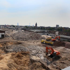 Die Baustelle auf dem ehemaligen Gelände der Clouth-Werke in Köln Nippes. Im Hintergrund: Dom, Agneskirche, Mediapark-Hochhaus und Fernsehturm.