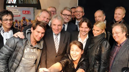 Selfie mit Leseclub-Unterstützern: Fecht-Olympiasiegerin Britta Heidemann fotografiert sich mit Henning Krautmacher (3. v. l.), Jürgen Roters (M.) und anderen bei der Feier.