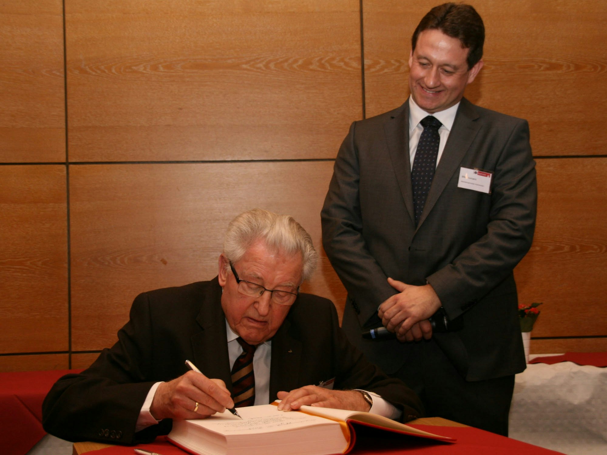 FDP-Urgestein Karl-Heinz Daniel trug sich ins Rote Buch ein.