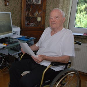 Mehrfach hat sich Rollstuhlfahrer Wilhelm Schunk bei der Stadt beschwert. Der 98-Jährige fühlt sich hingehalten.