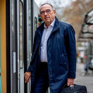 Endspurt im Kampf um den SPD-Parteivorsitz: Norbert Walter-Borjans auf dem Weg zu Markus Lanz.