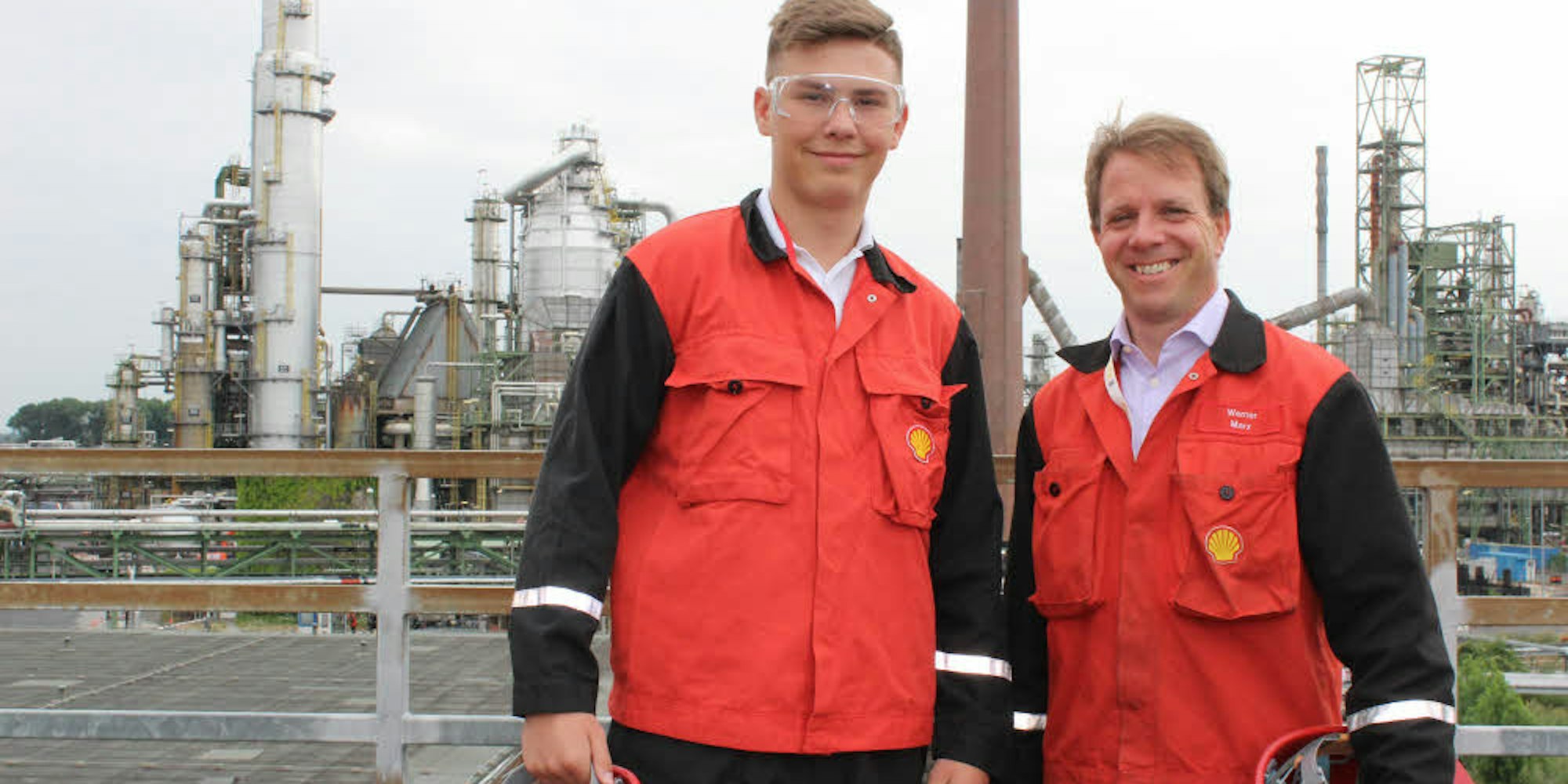 An seinem Praktikumstag lernte der 17-jährige Abiturient Louis Punak (l.) die Arbeit des Produktmanagers bei Shell, Werner Marx, kennen.
